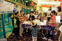 週末にショッピングセンターの子ども向け施設で行われた誕生日会。ナーサリーの仲間が集まり、普段仕事で忙しく顔を合わせることが少ない親同士の交流の場にも。
