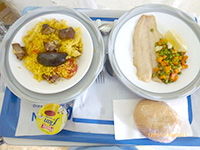 昼食の一例。事前にメニューがまわってきてスープ、サラダ、肉、魚などの中から2種類好みのメニューを選びます 