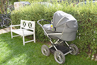 赤ちゃんがお昼寝中のベビーカー。デンマークでよく見られる光景です。