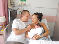 出産12時間後に病室にて。帝王切開でも動いた方が良いとシャワーを浴びてリフレッシュした後です。 
2014年3月8日更新