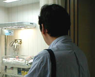 赤ちゃんを見つめるトオルさん