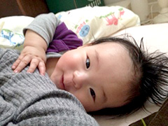 昼寝後、私の腕に手を絡めてニコっ！胸キュン！