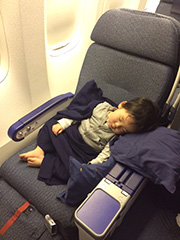 機内でスヤスヤ
