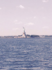 遠くに自由の女神