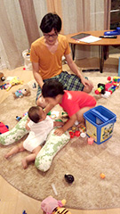 みーちゃんもオモチャの一部のよう