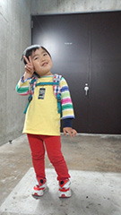 イケアへ。人混みでも見つけやすい派手な服です